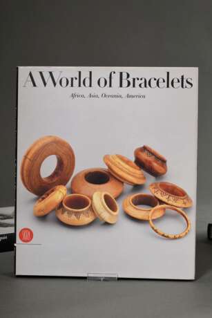 6 Bildbände "Welt der... / A World of..." (der Ringe, der Ohrringe / Bracelets, Necklaces, Belts, Head Ornaments), Verlag SKIRA, Texte von Anne van Cutsem (geb. Leurquin) in 2x Deutsch und 4x Englisch, 2000 - 2… - фото 7