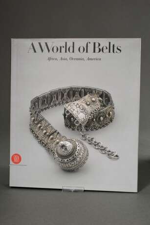 6 Bildbände "Welt der... / A World of..." (der Ringe, der Ohrringe / Bracelets, Necklaces, Belts, Head Ornaments), Verlag SKIRA, Texte von Anne van Cutsem (geb. Leurquin) in 2x Deutsch und 4x Englisch, 2000 - 2… - photo 8