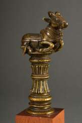Indische Bronze mit ornamental verziertem Schaft und plastischer Bekrönung &quot;Heiliger Nandi Stier&quot;, wohl Aufsatz für einen Stab/Stock, auf Holzsockel, H. 12,3/20,2cm