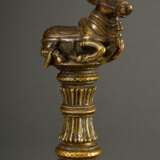 Indische Bronze mit ornamental verziertem Schaft und plastischer Bekrönung "Heiliger Nandi Stier", wohl Aufsatz für einen Stab/Stock, auf Holzsockel, H. 12,3/20,2cm - photo 1