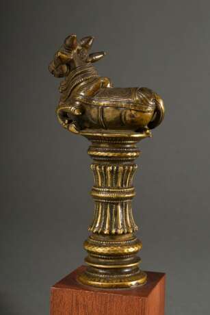 Indische Bronze mit ornamental verziertem Schaft und plastischer Bekrönung "Heiliger Nandi Stier", wohl Aufsatz für einen Stab/Stock, auf Holzsockel, H. 12,3/20,2cm - photo 3