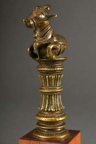 Indische Bronze mit ornamental verziertem Schaft und plastischer Bekrönung "Heiliger Nandi Stier", wohl Aufsatz für einen Stab/Stock, auf Holzsockel, H. 12,3/20,2cm - photo 4