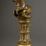 Indische Bronze mit ornamental verziertem Schaft und plastischer Bekrönung "Heiliger Nandi Stier", wohl Aufsatz für einen Stab/Stock, auf Holzsockel, H. 12,3/20,2cm - Foto 4