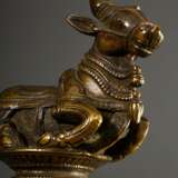 Indische Bronze mit ornamental verziertem Schaft und plastischer Bekrönung "Heiliger Nandi Stier", wohl Aufsatz für einen Stab/Stock, auf Holzsockel, H. 12,3/20,2cm - photo 5