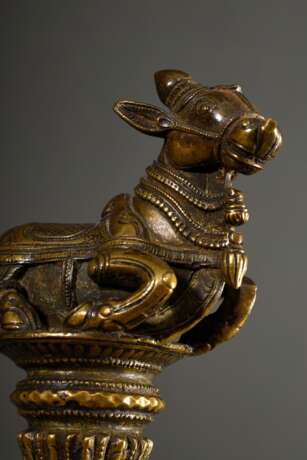 Indische Bronze mit ornamental verziertem Schaft und plastischer Bekrönung "Heiliger Nandi Stier", wohl Aufsatz für einen Stab/Stock, auf Holzsockel, H. 12,3/20,2cm - фото 5