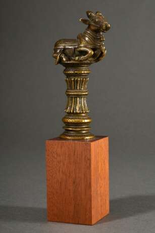 Indische Bronze mit ornamental verziertem Schaft und plastischer Bekrönung "Heiliger Nandi Stier", wohl Aufsatz für einen Stab/Stock, auf Holzsockel, H. 12,3/20,2cm - Foto 6