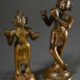 2 Feuervergoldete Bronze Figuren "Krishna Venugopola" und "Gopi Radha", Indien, wohl 17./18. Jh., H. 17,5/14,5cm, Vergoldung teils berieben, in situ erworben um 1960/70, ehem. Slg. Fotograf Walter Sch… - Foto 1