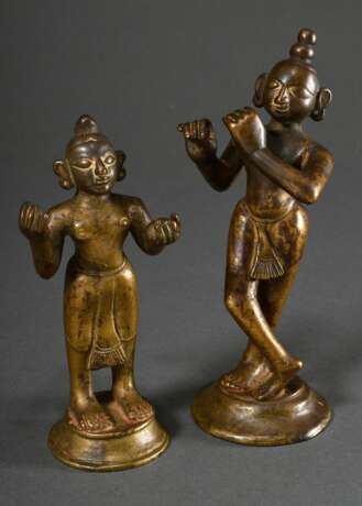 2 Feuervergoldete Bronze Figuren "Krishna Venugopola" und "Gopi Radha", Indien, wohl 17./18. Jh., H. 17,5/14,5cm, Vergoldung teils berieben, in situ erworben um 1960/70, ehem. Slg. Fotograf Walter Sch… - фото 1