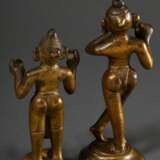 2 Feuervergoldete Bronze Figuren "Krishna Venugopola" und "Gopi Radha", Indien, wohl 17./18. Jh., H. 17,5/14,5cm, Vergoldung teils berieben, in situ erworben um 1960/70, ehem. Slg. Fotograf Walter Sch… - фото 2