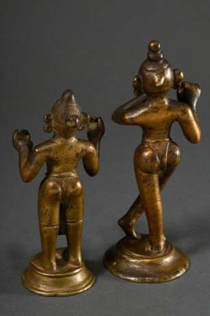 2 Feuervergoldete Bronze Figuren "Krishna Venugopola" und "Gopi Radha", Indien, wohl 17./18. Jh., H. 17,5/14,5cm, Vergoldung teils berieben, in situ erworben um 1960/70, ehem. Slg. Fotograf Walter Sch… - photo 2