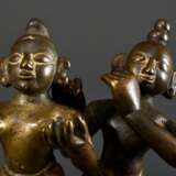 2 Feuervergoldete Bronze Figuren "Krishna Venugopola" und "Gopi Radha", Indien, wohl 17./18. Jh., H. 17,5/14,5cm, Vergoldung teils berieben, in situ erworben um 1960/70, ehem. Slg. Fotograf Walter Sch… - Foto 4