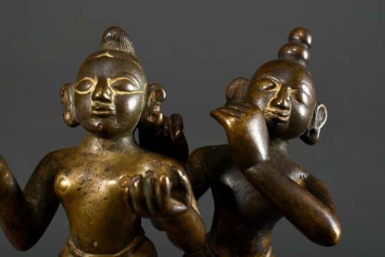 2 Feuervergoldete Bronze Figuren "Krishna Venugopola" und "Gopi Radha", Indien, wohl 17./18. Jh., H. 17,5/14,5cm, Vergoldung teils berieben, in situ erworben um 1960/70, ehem. Slg. Fotograf Walter Sch… - Foto 4