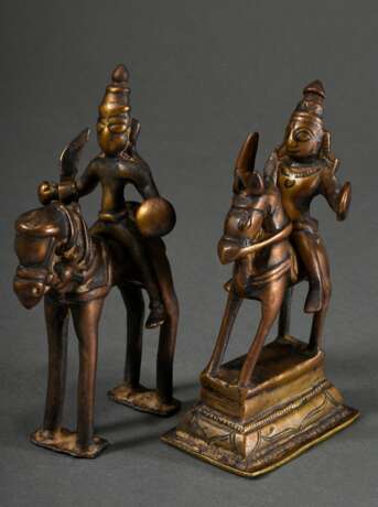 2 Diverse Gelbguss Figuren "Shiva zu Pferde" ausgestattet mit Schild und Schwert, Reiter und Pferd 2-teilig gegossen, Indien 18./19. Jh., H. 14,2/14,6cm, 1x Schweif verloren, Schwert antik ergänzt, Haltungsdorn… - photo 1