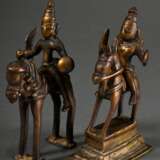 2 Diverse Gelbguss Figuren "Shiva zu Pferde" ausgestattet mit Schild und Schwert, Reiter und Pferd 2-teilig gegossen, Indien 18./19. Jh., H. 14,2/14,6cm, 1x Schweif verloren, Schwert antik ergänzt, Haltungsdorn… - фото 1