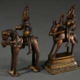 2 Diverse Gelbguss Figuren "Shiva zu Pferde" ausgestattet mit Schild und Schwert, Reiter und Pferd 2-teilig gegossen, Indien 18./19. Jh., H. 14,2/14,6cm, 1x Schweif verloren, Schwert antik ergänzt, Haltungsdorn… - photo 2