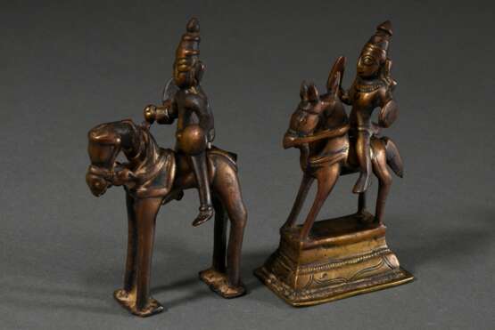 2 Diverse Gelbguss Figuren "Shiva zu Pferde" ausgestattet mit Schild und Schwert, Reiter und Pferd 2-teilig gegossen, Indien 18./19. Jh., H. 14,2/14,6cm, 1x Schweif verloren, Schwert antik ergänzt, Haltungsdorn… - Foto 2