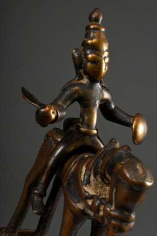 2 Diverse Gelbguss Figuren "Shiva zu Pferde" ausgestattet mit Schild und Schwert, Reiter und Pferd 2-teilig gegossen, Indien 18./19. Jh., H. 14,2/14,6cm, 1x Schweif verloren, Schwert antik ergänzt, Haltungsdorn… - фото 3