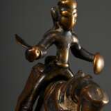 2 Diverse Gelbguss Figuren "Shiva zu Pferde" ausgestattet mit Schild und Schwert, Reiter und Pferd 2-teilig gegossen, Indien 18./19. Jh., H. 14,2/14,6cm, 1x Schweif verloren, Schwert antik ergänzt, Haltungsdorn… - photo 3