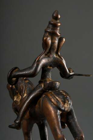 2 Diverse Gelbguss Figuren "Shiva zu Pferde" ausgestattet mit Schild und Schwert, Reiter und Pferd 2-teilig gegossen, Indien 18./19. Jh., H. 14,2/14,6cm, 1x Schweif verloren, Schwert antik ergänzt, Haltungsdorn… - photo 4