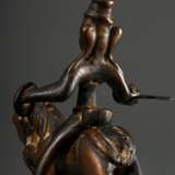2 Diverse Gelbguss Figuren "Shiva zu Pferde" ausgestattet mit Schild und Schwert, Reiter und Pferd 2-teilig gegossen, Indien 18./19. Jh., H. 14,2/14,6cm, 1x Schweif verloren, Schwert antik ergänzt, Haltungsdorn… - Foto 4