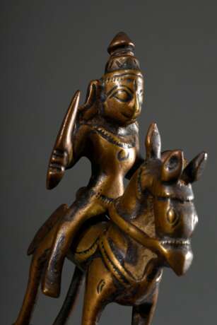 2 Diverse Gelbguss Figuren "Shiva zu Pferde" ausgestattet mit Schild und Schwert, Reiter und Pferd 2-teilig gegossen, Indien 18./19. Jh., H. 14,2/14,6cm, 1x Schweif verloren, Schwert antik ergänzt, Haltungsdorn… - фото 5