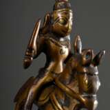 2 Diverse Gelbguss Figuren "Shiva zu Pferde" ausgestattet mit Schild und Schwert, Reiter und Pferd 2-teilig gegossen, Indien 18./19. Jh., H. 14,2/14,6cm, 1x Schweif verloren, Schwert antik ergänzt, Haltungsdorn… - фото 5