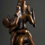 2 Diverse Gelbguss Figuren "Shiva zu Pferde" ausgestattet mit Schild und Schwert, Reiter und Pferd 2-teilig gegossen, Indien 18./19. Jh., H. 14,2/14,6cm, 1x Schweif verloren, Schwert antik ergänzt, Haltungsdorn… - Foto 6