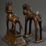 2 Diverse Gelbguss Figuren "Shiva zu Pferde" ausgestattet mit Schild und Schwert, Reiter und Pferd 2-teilig gegossen, Indien 18./19. Jh., H. 14,2/14,6cm, 1x Schweif verloren, Schwert antik ergänzt, Haltungsdorn… - photo 9