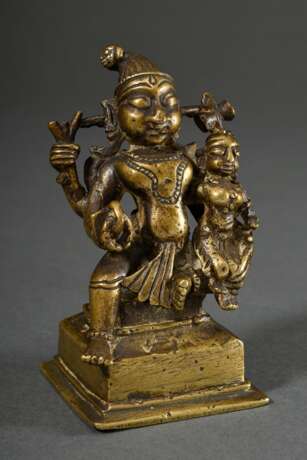 Gelbguss Figur "Narayana und Sri Devi/Lakshmi" auf Lotosblütensitz, Vishnu als Narayana mit verschiedenen Attributen, Indien wohl 17. Jh. oder früher, revers Befestigungsösen, H. 9,6cm, Fehlstellen an Attribut… - photo 1