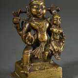 Gelbguss Figur "Narayana und Sri Devi/Lakshmi" auf Lotosblütensitz, Vishnu als Narayana mit verschiedenen Attributen, Indien wohl 17. Jh. oder früher, revers Befestigungsösen, H. 9,6cm, Fehlstellen an Attribut… - photo 1