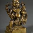 Gelbguss Figur &amp;quot;Narayana und Sri Devi/Lakshmi&amp;quot; auf Lotosblütensitz, Vishnu als Narayana mit verschiedenen Attributen, Indien wohl 17. Jh. oder früher, revers Befestigungsösen, H. 9,6cm, Fehlstellen an … - Prix ​​des enchères