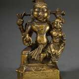 Gelbguss Figur "Narayana und Sri Devi/Lakshmi" auf Lotosblütensitz, Vishnu als Narayana mit verschiedenen Attributen, Indien wohl 17. Jh. oder früher, revers Befestigungsösen, H. 9,6cm, Fehlstellen an Attribut… - Foto 2