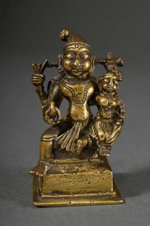 Gelbguss Figur "Narayana und Sri Devi/Lakshmi" auf Lotosblütensitz, Vishnu als Narayana mit verschiedenen Attributen, Indien wohl 17. Jh. oder früher, revers Befestigungsösen, H. 9,6cm, Fehlstellen an Attribut… - фото 2