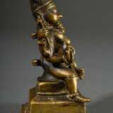 Gelbguss Figur "Narayana und Sri Devi/Lakshmi" auf Lotosblütensitz, Vishnu als Narayana mit verschiedenen Attributen, Indien wohl 17. Jh. oder früher, revers Befestigungsösen, H. 9,6cm, Fehlstellen an Attribut… - Foto 3