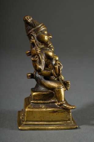 Gelbguss Figur "Narayana und Sri Devi/Lakshmi" auf Lotosblütensitz, Vishnu als Narayana mit verschiedenen Attributen, Indien wohl 17. Jh. oder früher, revers Befestigungsösen, H. 9,6cm, Fehlstellen an Attribut… - photo 3
