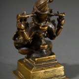 Gelbguss Figur "Narayana und Sri Devi/Lakshmi" auf Lotosblütensitz, Vishnu als Narayana mit verschiedenen Attributen, Indien wohl 17. Jh. oder früher, revers Befestigungsösen, H. 9,6cm, Fehlstellen an Attribut… - Foto 4