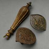 3 Diverse indische Bronze Objekte: Henna Stempel mit durchbrochen gearbeiteten Mustern und zentraler Sanskrit Schriftkartusche (2,2x5x6,5cm/4,2x6,5x7cm) sowie tropfenförmiges Schraubgefäß (wohl Snuffbottle) mit Pfauendar… - Foto 2