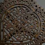 3 Diverse indische Bronze Objekte: Henna Stempel mit durchbrochen gearbeiteten Mustern und zentraler Sanskrit Schriftkartusche (2,2x5x6,5cm/4,2x6,5x7cm) sowie tropfenförmiges Schraubgefäß (wohl Snuffbottle) mit Pfauendar… - photo 3