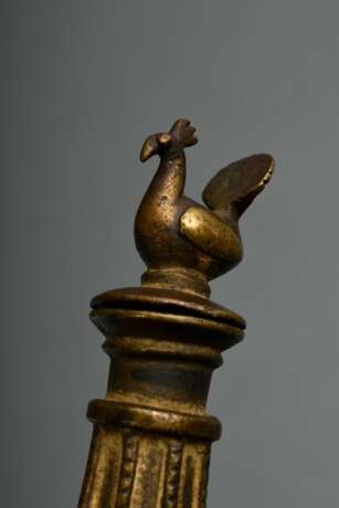 3 Diverse indische Bronze Objekte: Henna Stempel mit durchbrochen gearbeiteten Mustern und zentraler Sanskrit Schriftkartusche (2,2x5x6,5cm/4,2x6,5x7cm) sowie tropfenförmiges Schraubgefäß (wohl Snuffbottle) mit Pfauendar… - Foto 5