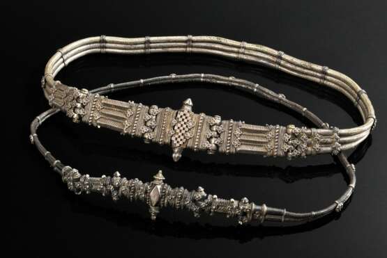 2 Diverse indische Silber Gürtel aus zwei- und dreireihigen geflochtenen Schlangenketten mit umgreifenden Ornamentspangen, verziert mit floralen Plättchen, Schraubverschlüsse mit Doppelspitze, Silber, 856g, L. 61/62cm, A… - photo 1
