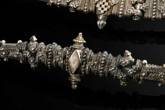 2 Diverse indische Silber Gürtel aus zwei- und dreireihigen geflochtenen Schlangenketten mit umgreifenden Ornamentspangen, verziert mit floralen Plättchen, Schraubverschlüsse mit Doppelspitze, Silber, 856g, L. 61/62cm, A… - Foto 2