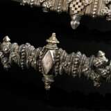 2 Diverse indische Silber Gürtel aus zwei- und dreireihigen geflochtenen Schlangenketten mit umgreifenden Ornamentspangen, verziert mit floralen Plättchen, Schraubverschlüsse mit Doppelspitze, Silber, 856g, L. 61/62cm, A… - photo 2