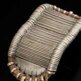 2 Diverse indische Oberarmreife: 1 Tamil Nadu Reif aus gebogenen Silberdrähten mit feiner Drahtverzierung und 1 Rajasthan "Bazuband" oder "Bahutta" aus Silberstangen mit Baumwollband durch Ösen, Innen… - photo 2