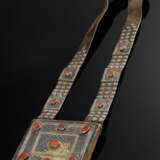 Tekke Turkmenen Korantasche „Cheykel“, Leder mit feuervergoldetem und Karneol besetztem Silber sowie Nieten am Gurt, Tasche: 11,5x14cm, Gurt: 92cm, Altersspuren (TT10) - photo 2
