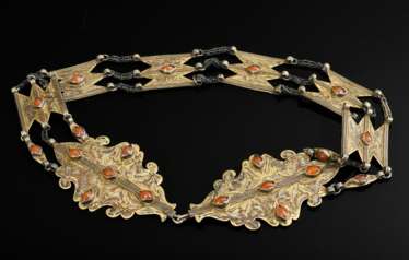 Tekke Turkmenen Gürtel mit 6 geometrischen Gliedern und Arabesken Schließe sowie Glassteinen im Cabochon Schliff, vegetabil ornamentiert, Silber partiell vergoldet, 155g, L. 73cm (TT9)
