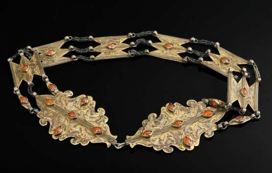 Tekke Turkmenen Gürtel mit 6 geometrischen Gliedern und Arabesken Schließe sowie Glassteinen im Cabochon Schliff, vegetabil ornamentiert, Silber partiell vergoldet, 155g, L. 73cm (TT9) - photo 1