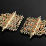 Paar Tekke Turkmenen Amulettbehälter „Tumar“ mit je 16 navettförmigen karneolfarbenen Steinen und vegetabilen Durchbrüchen, Turkmenistan, Silber partiell feuervergoldet, 230g, Kapseln nicht zu öffnen, jeweils 11,9x12,4cm… - Foto 2