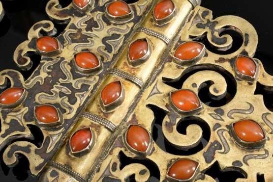 Paar Tekke Turkmenen Amulettbehälter „Tumar“ mit je 16 navettförmigen karneolfarbenen Steinen und vegetabilen Durchbrüchen, Turkmenistan, Silber partiell feuervergoldet, 230g, Kapseln nicht zu öffnen, jeweils 11,9x12,4cm… - photo 3