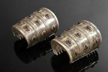 Paar Tekke Turkmenen Armbänder oder Manschetten &quot;Bilezik&quot;, konisch verlaufend mit je 3 Ornamentfriesen und 12 Karneol Navettes, Metall partiell vergoldet, Altersspuren (TT52)
