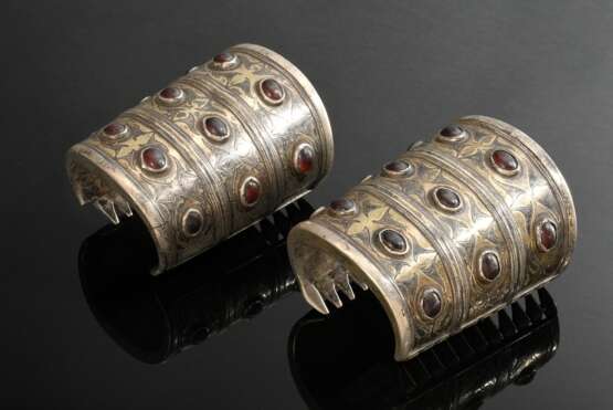 Paar Tekke Turkmenen Armbänder oder Manschetten "Bilezik", konisch verlaufend mit je 3 Ornamentfriesen und 12 Karneol Navettes, Metall partiell vergoldet, Altersspuren (TT52) - photo 1
